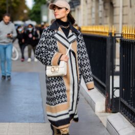 Olivia Culpo a avut o greșeală vestimentară la Săptămâna Modei de la Paris, pe care a dezvăluit-o într-un video pe Instagram. A fost fotografiată pe stradă, cu o haină supradimensionată, cu lb și negru și crem, bocanci mari, geantă albă