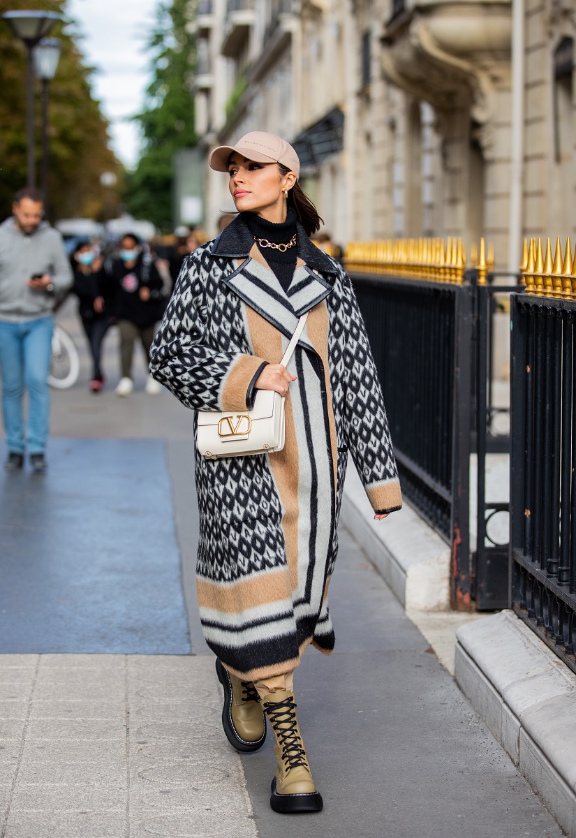 Olivia Culpo a avut o greșeală vestimentară la Săptămâna Modei de la Paris, pe care a dezvăluit-o într-un video pe Instagram. A fost fotografiată pe stradă, cu o haină supradimensionată, cu lb și negru și crem, bocanci mari, geantă albă