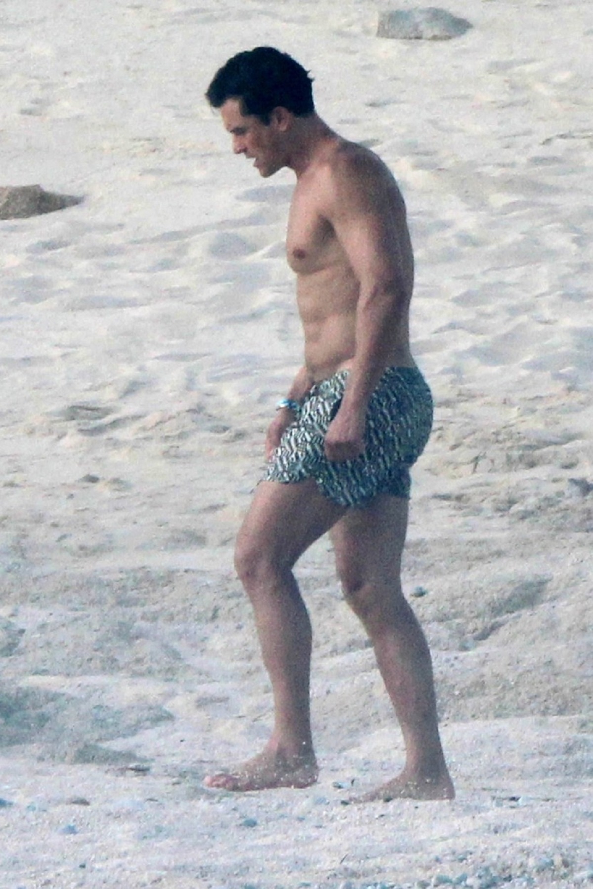 Orlando Bloom în pantaloni scurți pe plajă în Mexic