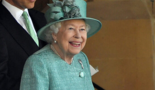 Regina Elisabeta a II-a, la evenimentul organizat cu ocazia zilei sale de naștere în 2020, la Castelul Windsor, într-o ținută verde mentă