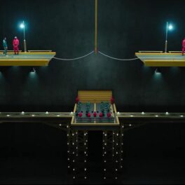 O scenă din serialul Squid Game în care jucătorii urmează să ia parte la un joc