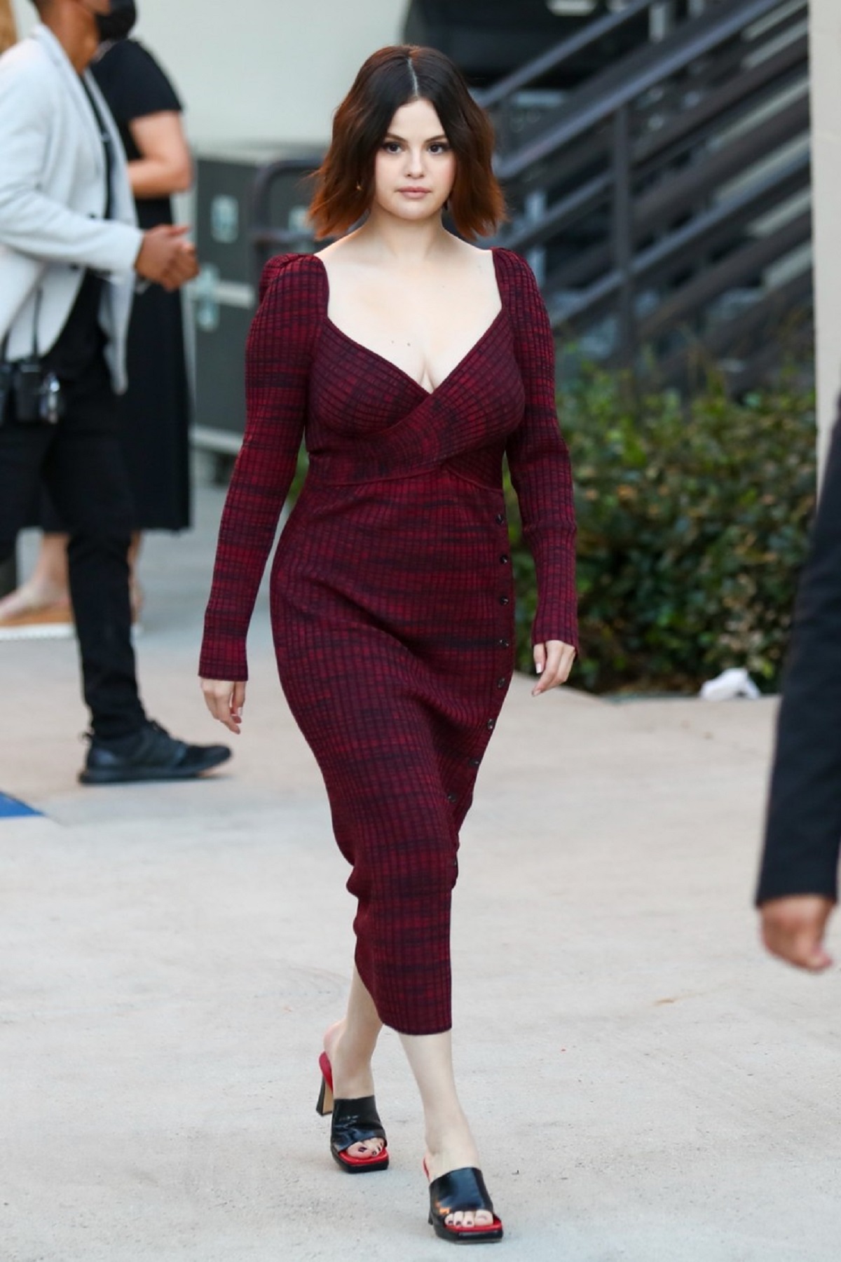Selena Gomez a purtat o rochie alegantă în nuanța burgundy la un interviu din Los Angeles