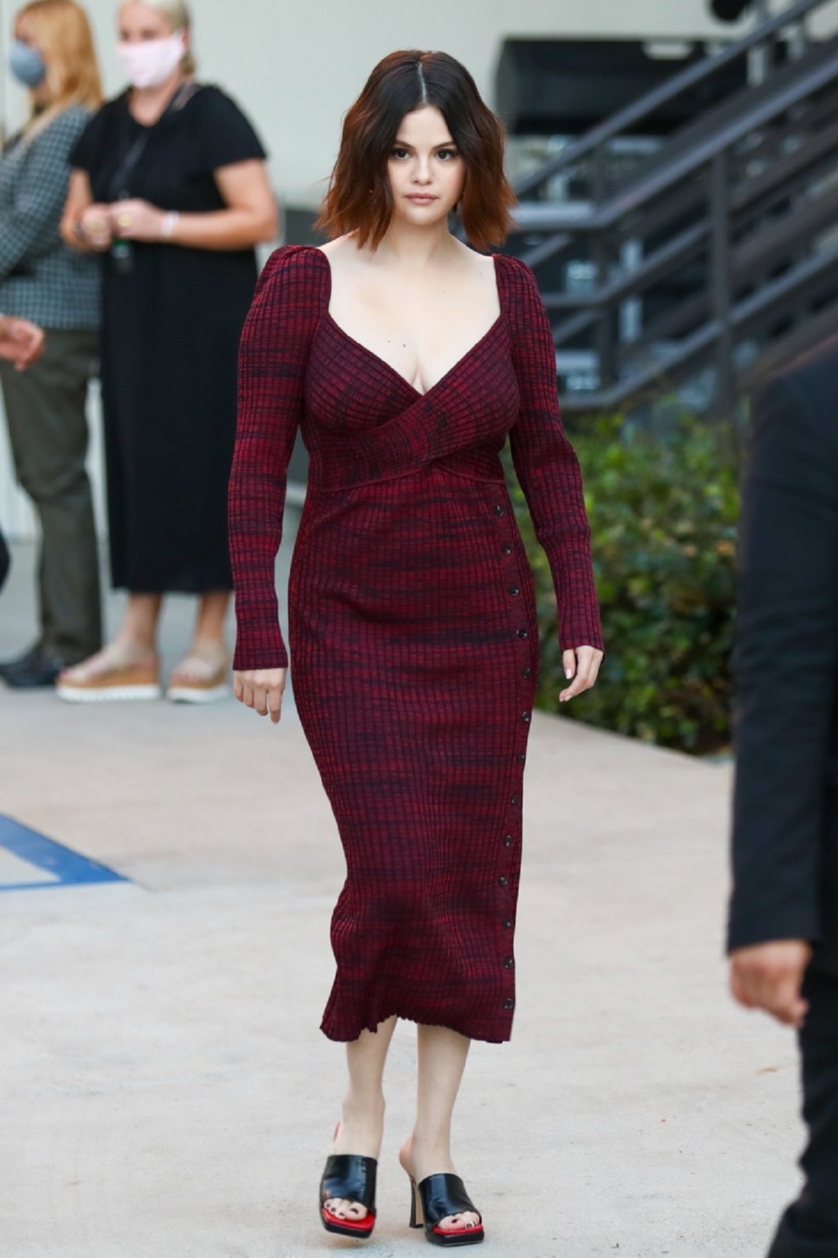 Selena Gmez într-o rochie elegantă burgundy în timp ce vine la un interviu din Los Angeles