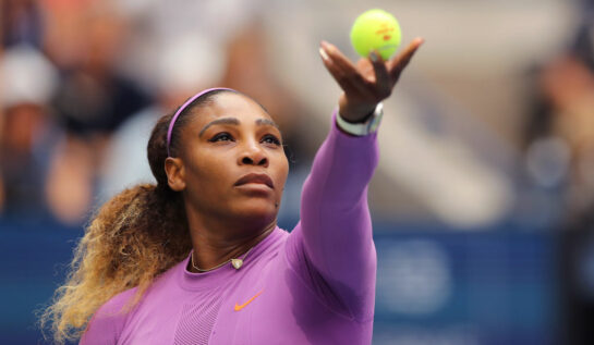 Serena Williams, pe terenul de tenis, la US Open în 2019, într-un costum mov