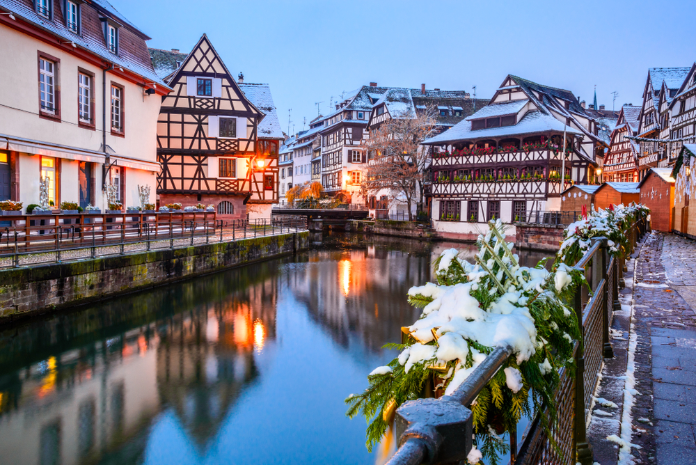 Strasbourg, Franța, acoperit de zăpadă și decorat de sărbători