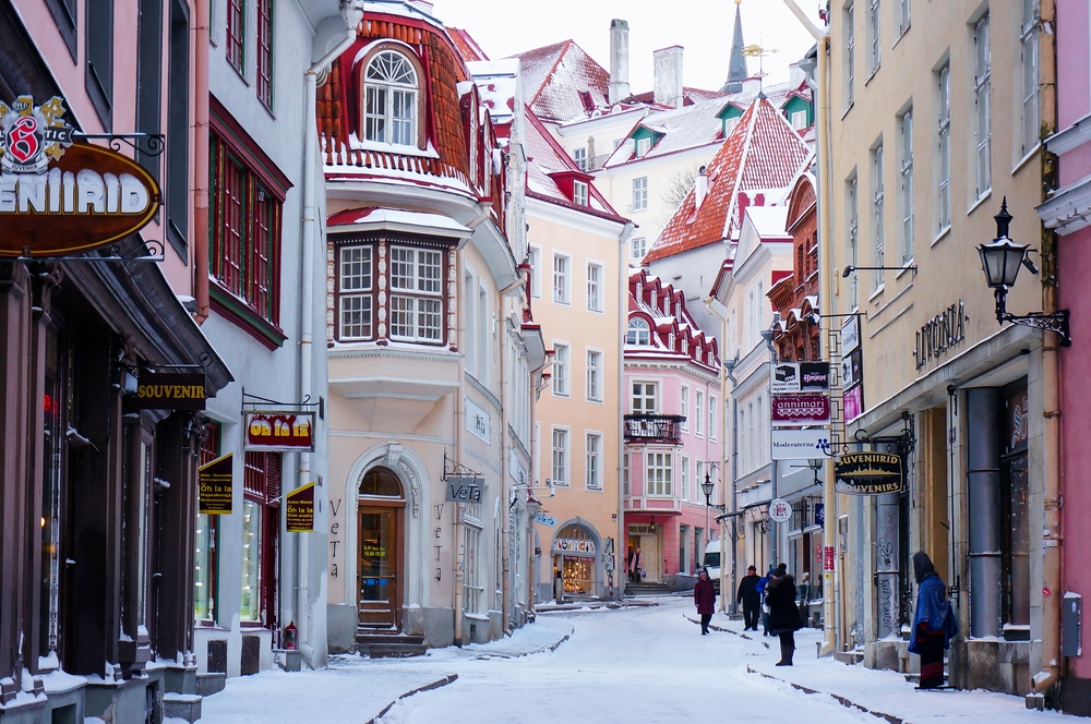 Tallin, capitala Estoniei, cu străduțele ei mici, acoperite de zăpadă