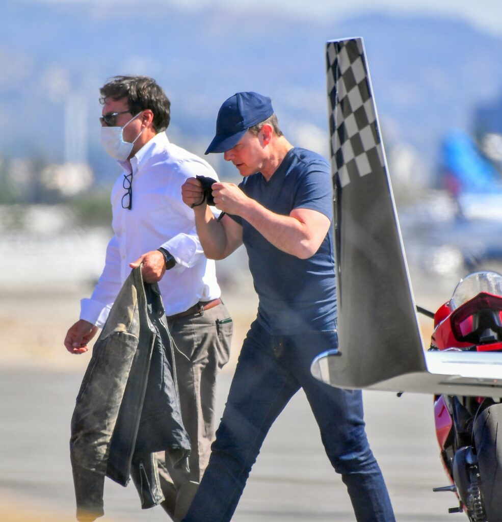 Tom Cruise, fotografiat după ce a zburat cu avionul pentru Mission Impossible 8