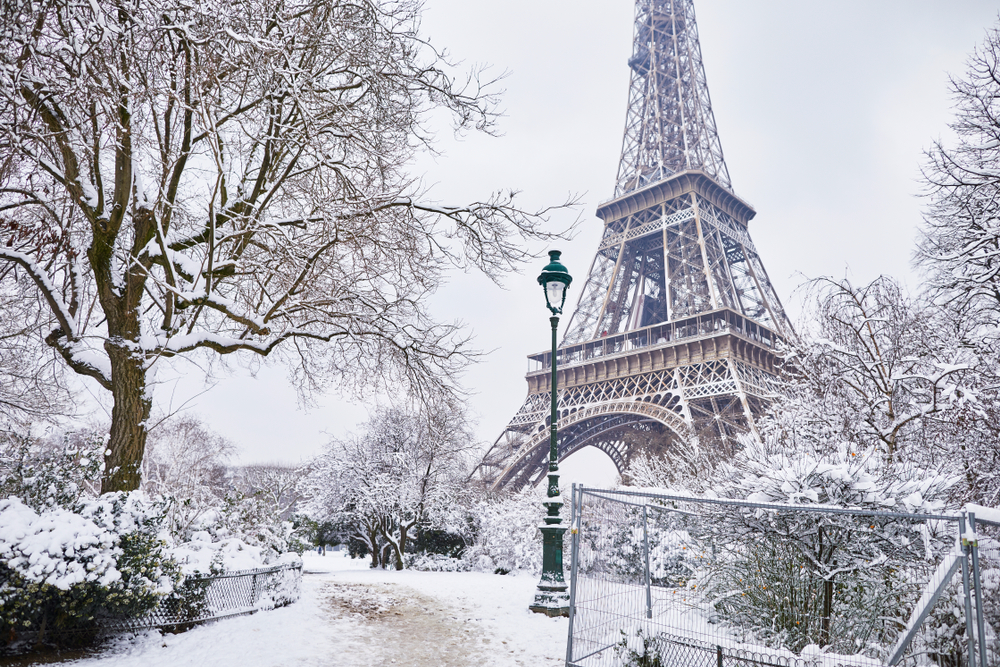 Turnul Eiffel, acoperit de zăpadă, într-un peisaj de basm
