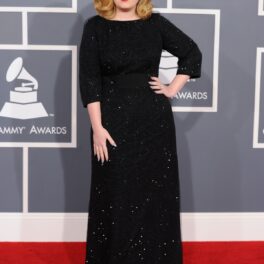 Adele într-o rochie neagră la premiile Garmmy, fiind una din cele 10 celebrități care sunt mult mai înalte decât par în realitate