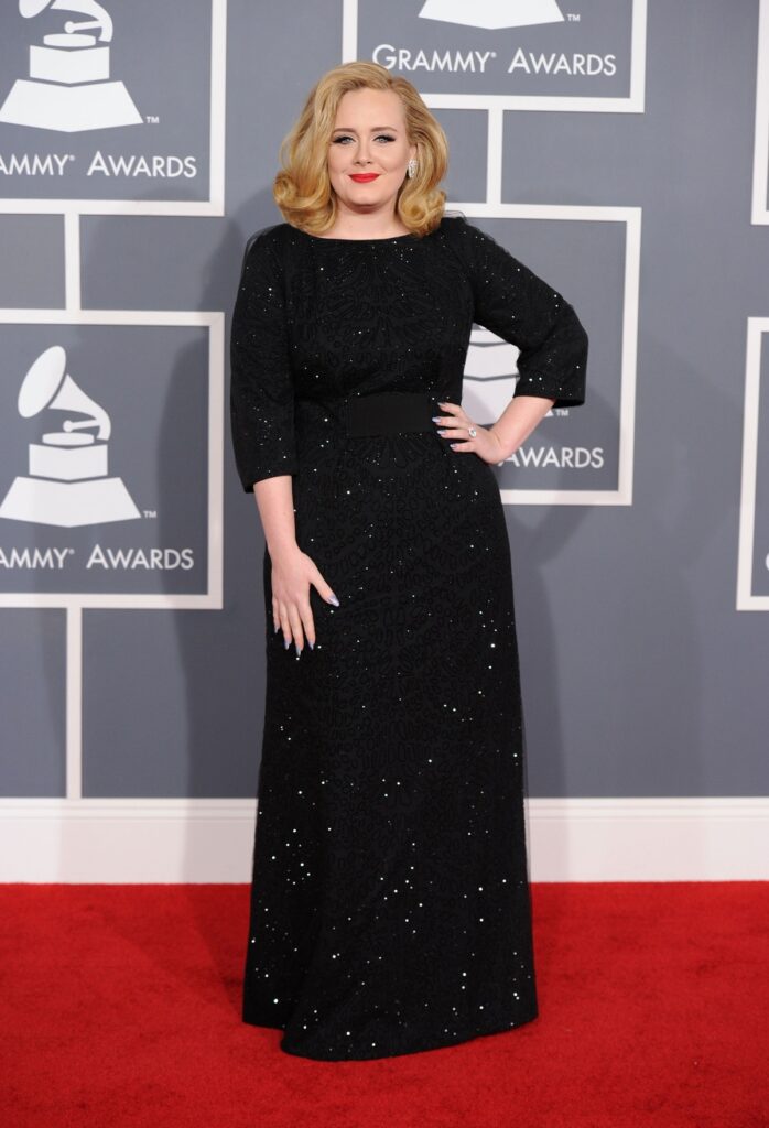 Adele într-o rochie neagră la premiile Garmmy, fiind una din cele 10 celebrități care sunt mult mai înalte decât par în realitate