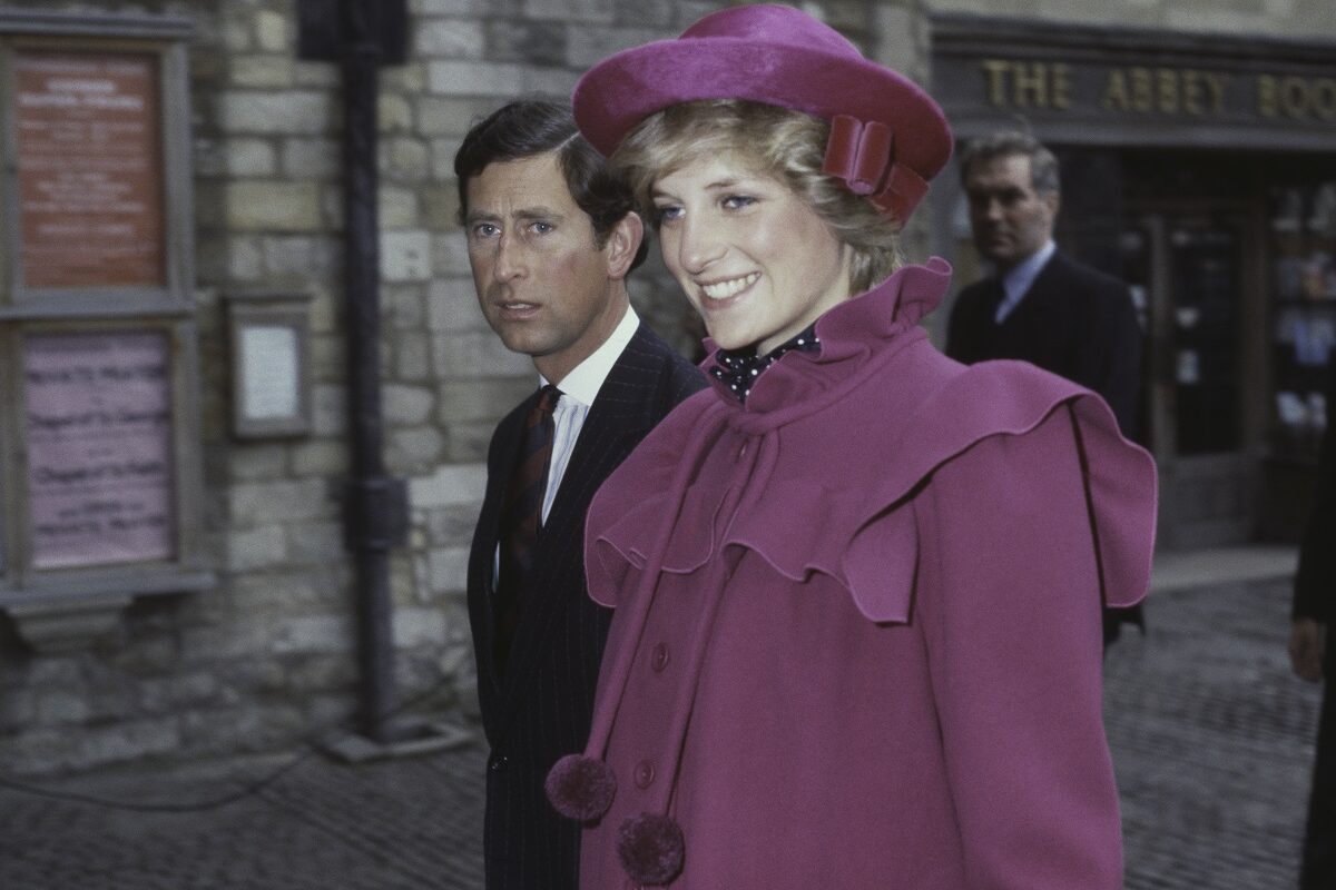 Prințesa Diana într-un costum roz alături de PRințul Charles la costum negru