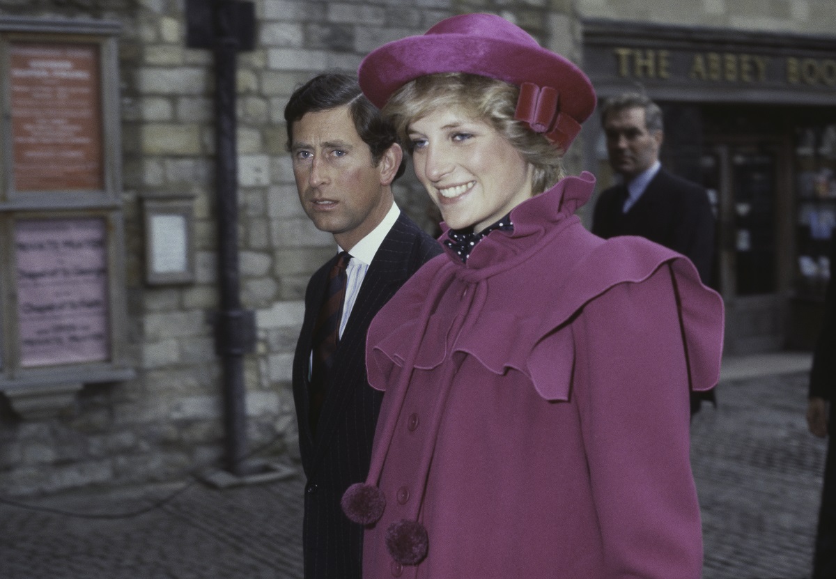 Prințesa Diana într-un costum roz alături de PRințul Charles la costum negru