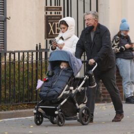 Alec și Hilaria Baldwin în timp ce se plimbă împreună pe străzile din New York