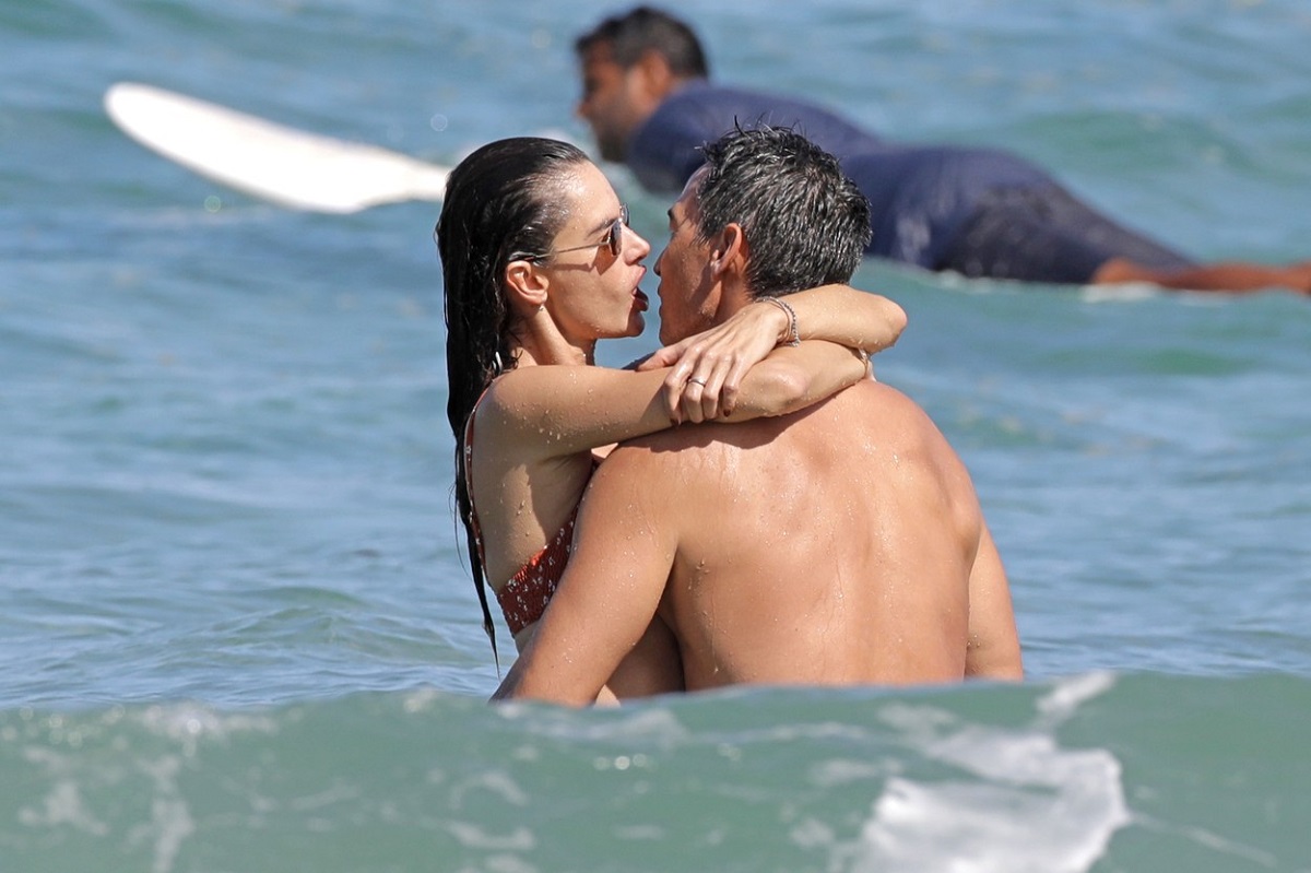 Alessandra Ambrosio și Rchard Lee în timp ce se sărută în valurile oceanului Pacific