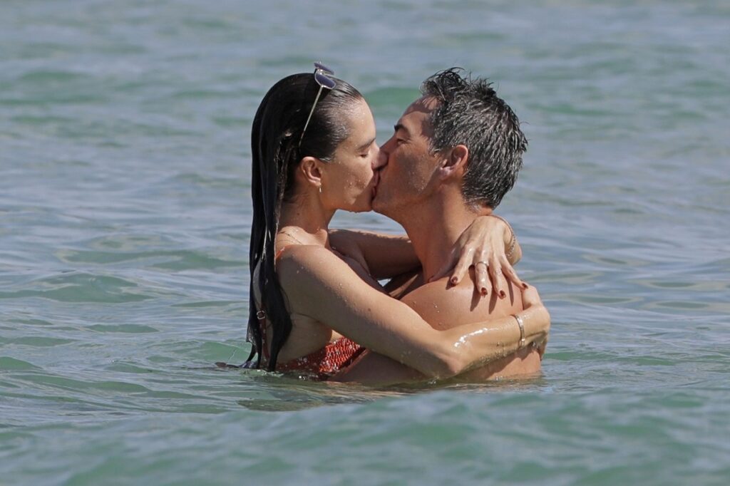 Alessandra Ambrosio și Richard Lee în timp ce se sărută în valurile Oceanului Pacific
