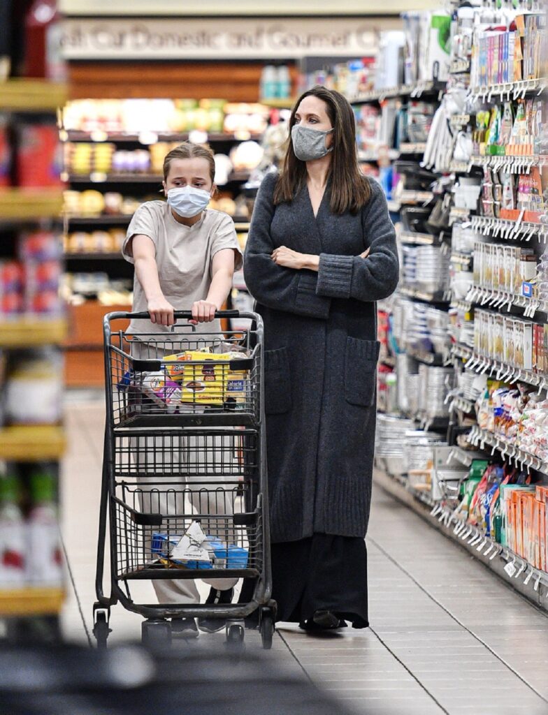 Angelina Jolie și fiica, Vivienne Jolie-Pitt au mers împreună la un magazin alimentar