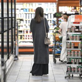 Angelina Jolie cu sapatele într-un magazin cu produse alimentare
