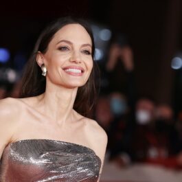 Angelina Jolie zâmbind într-o rochie argintie la premiera filmului Eternals din Roma
