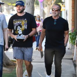 Arnold Schwarzenegger alături de ful său, Christopher, în Santa Monica
