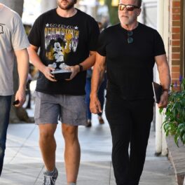 Arnold Schwarzenegger într-un tricou negru și o pereche de pantaloni a luat prânzul cu fiul său, Christopher