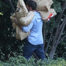 Ben Affleck cărând patru saci cu alimente în spate în timp ce se îndreaptă către casa sa