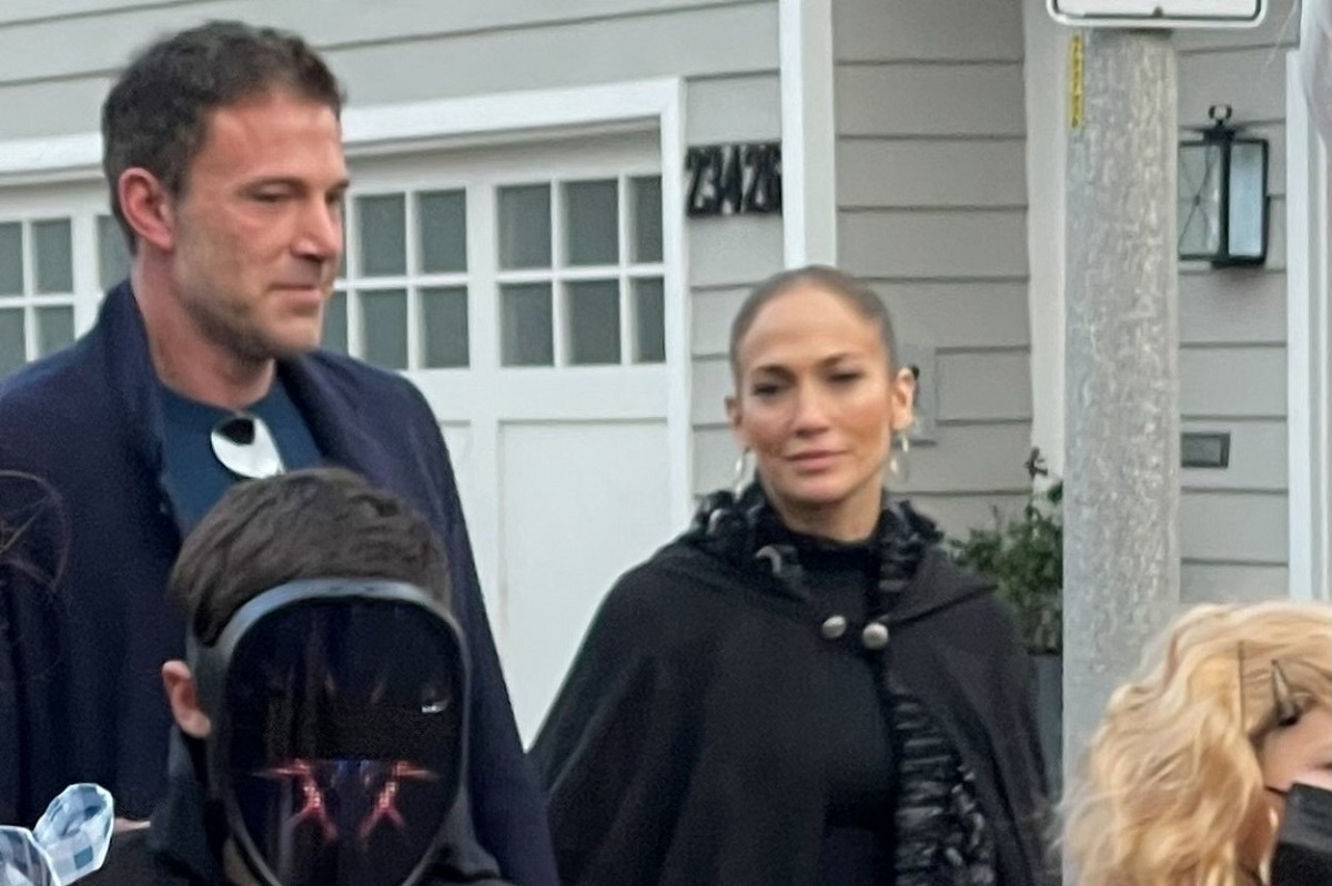Jennifer Lopez în timp ce îl privește pe Ben Affleck pe o stradă din Malibu