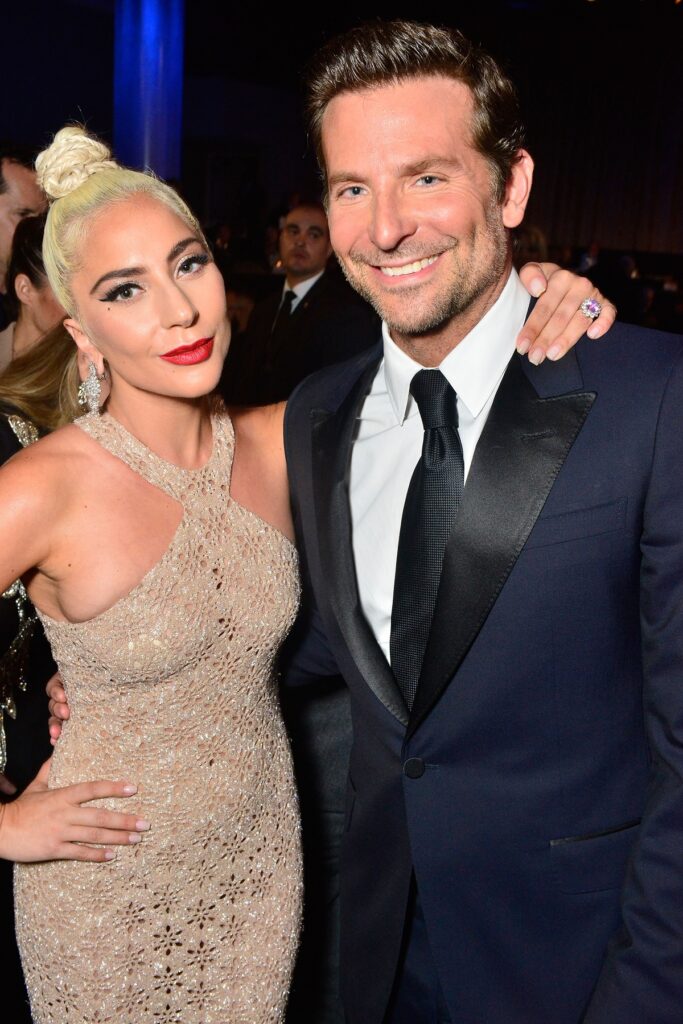 Bradley Cooper la costum albastru a vorbit despre zvonurile legate de relația sa cu Lady Gaga