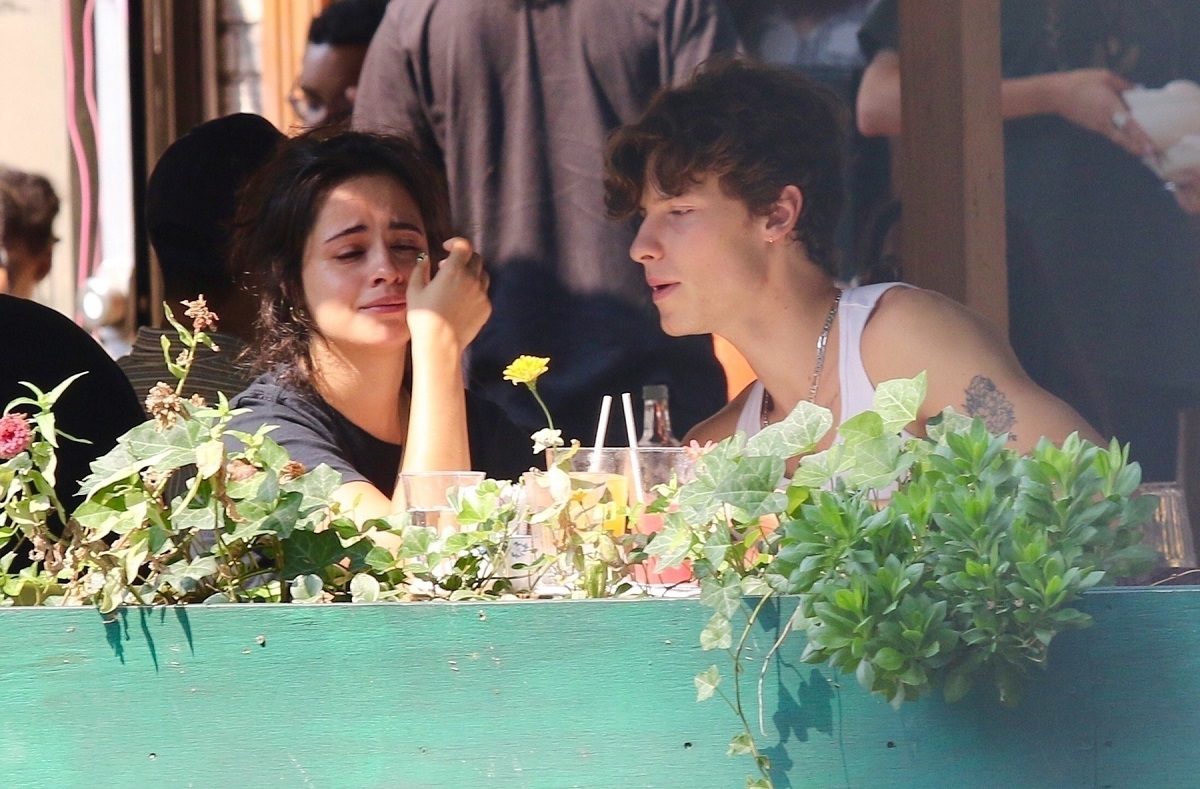 Camila Cabello plângând la masă după ce ea și iubitul său Shawn Mendes s-au despărțit