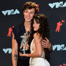 Camila Cabello și Shawn Mendes pe covorul roșu la premiile VMA