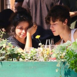 Camila Cabello în timp ce își șterge lacrimile la masă dupa ce ea și Shawn Mendes s-au despărțit