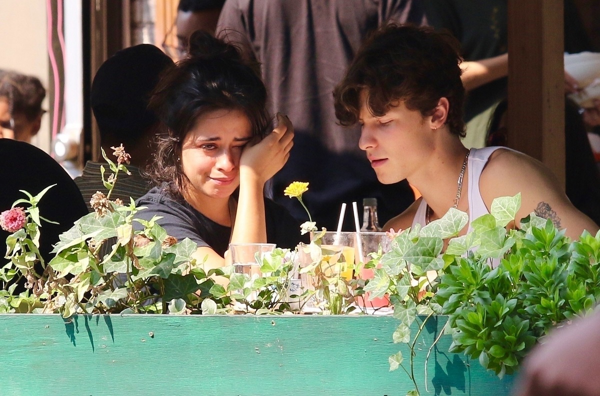 Camila Cabello în timp ce își șterge lacrimile la masă dupa ce ea și Shawn Mendes s-au despărțit