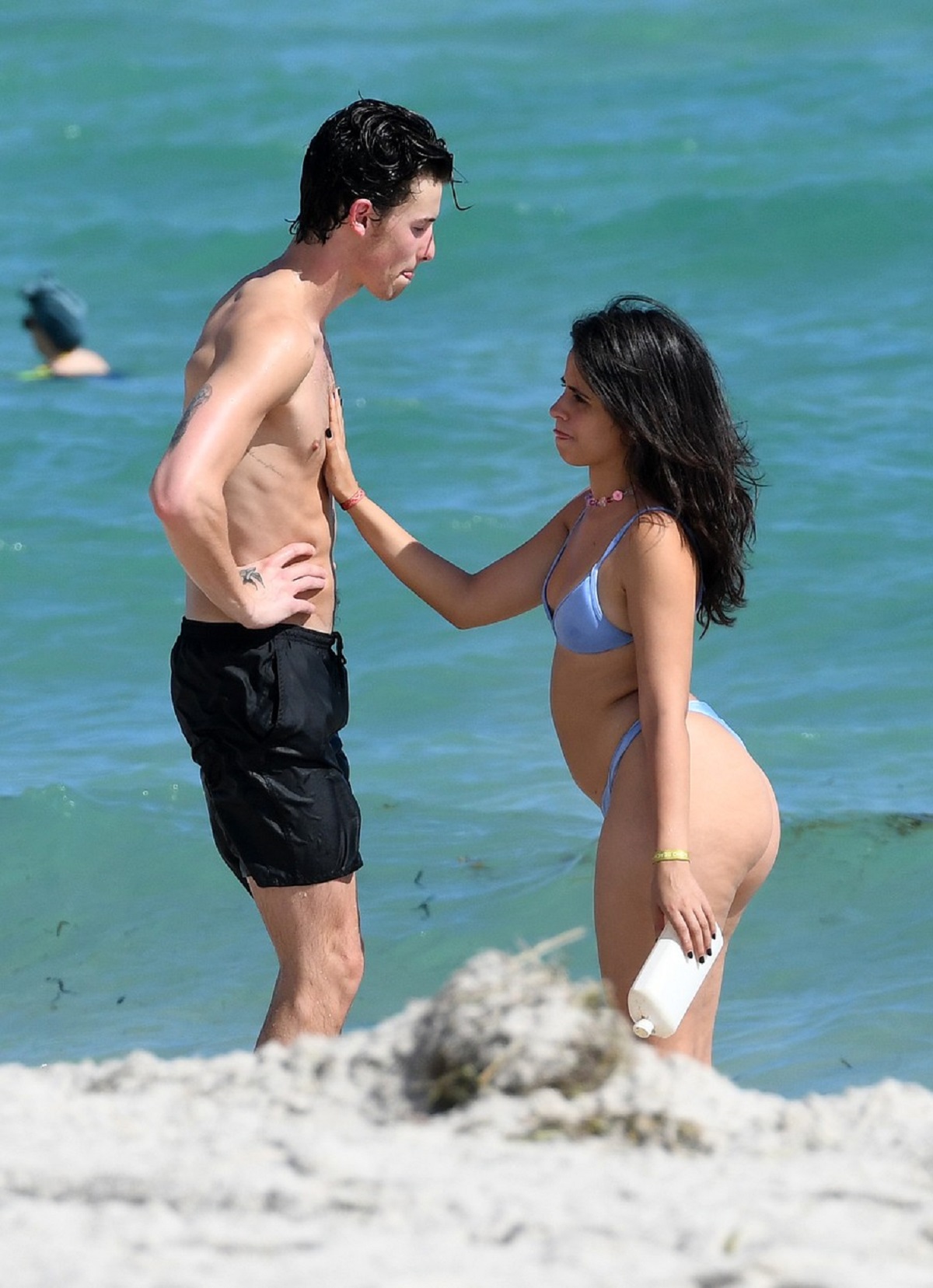 Camila Cabello și Shown Mendes împreună pe plaja din Miami