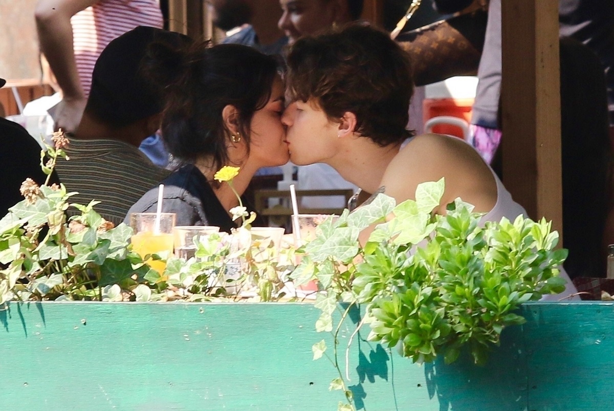 Camila Cabello și Shawn Mendes în timp ce se sărută la o masă dintr-un restaurant înainte să se despartă