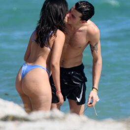 Camila Cabello în timp ce îl sărută pe Shawn Mendes pe o plajă din Miami