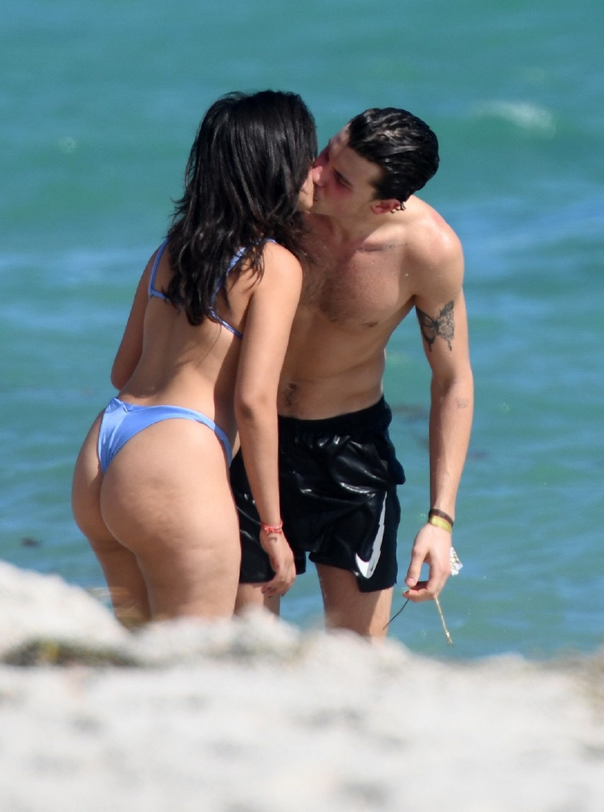 Camila Cabello în timp ce îl sărută pe Shawn Mendes pe o plajă din Miami