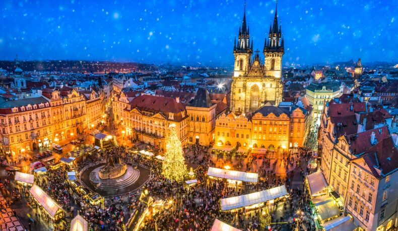 O imagine de ansamblu cu unul din cele mai frumoase târguri de Crăciun din Europa ținut la Praga