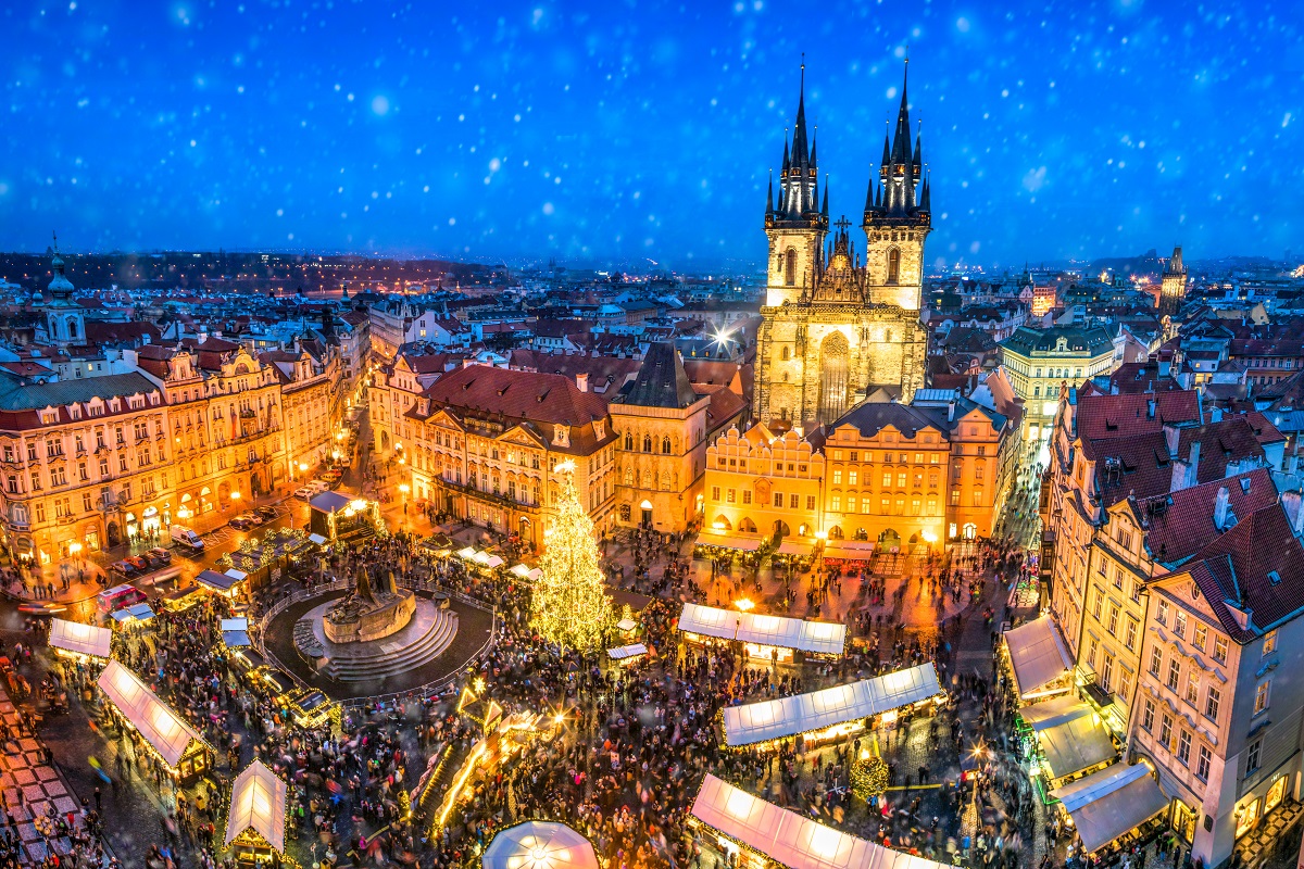 O imagine de ansamblu cu unul din cele mai frumoase târguri de Crăciun din Europa ținut la Praga