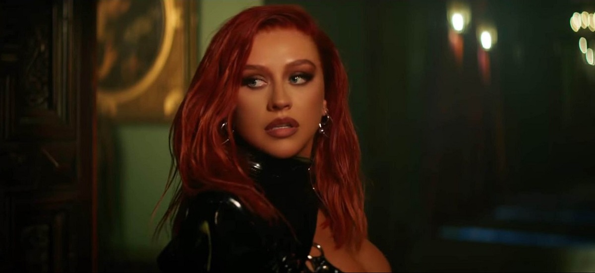Christina Aguilera cu părul roșcat în noul său videoclip muzical