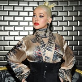 Christina Aguilera cu părul blond prins într-o coadă în timp ce pozează la Săptămâna Modei de la Paris din 2019