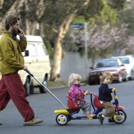 Daniel Moder în timp ce își plimbă gemenii cu bicileta, pe Hazel și Phinneaus