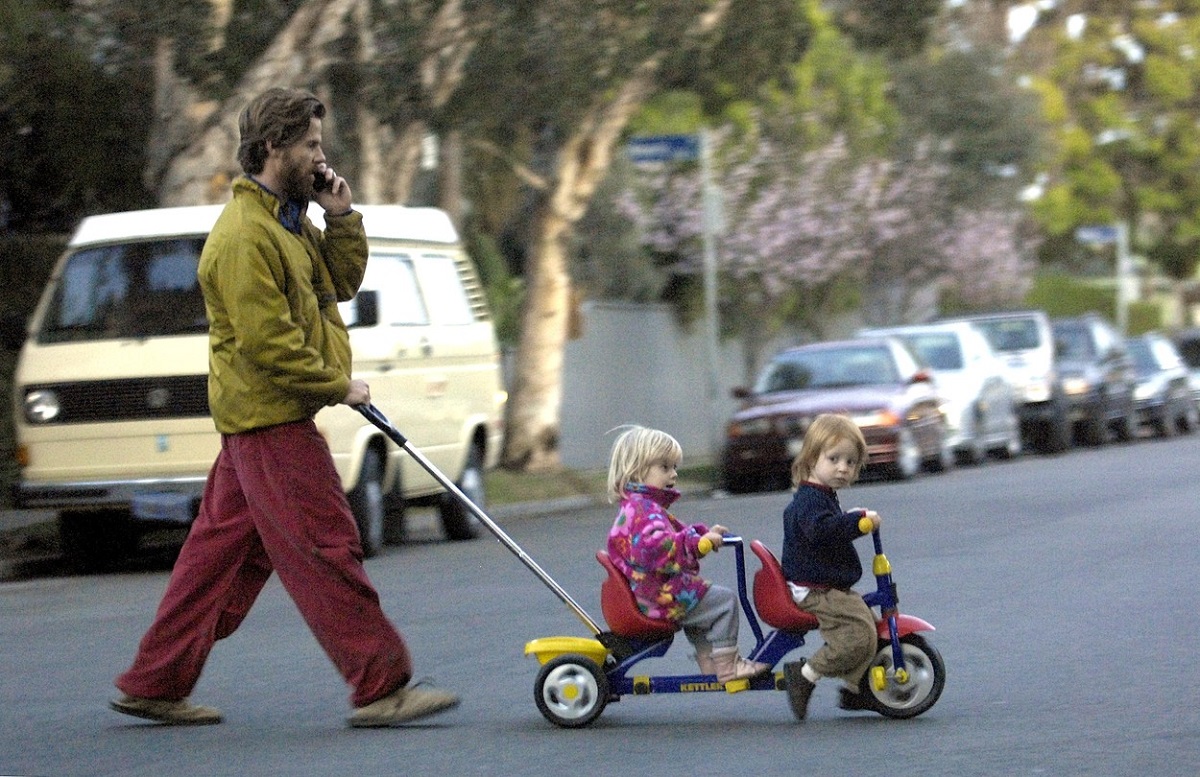 Daniel Moder în timp ce își plimbă gemenii cu bicileta, pe Hazel și Phinneaus