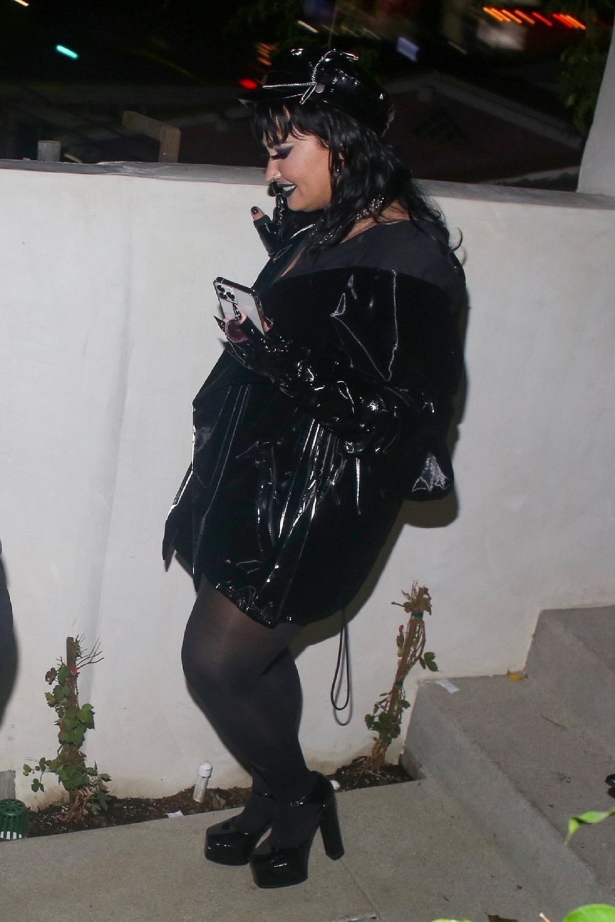 Demi Lovato într-o rochie neagră din piele cu o pereche de tocuri înalte