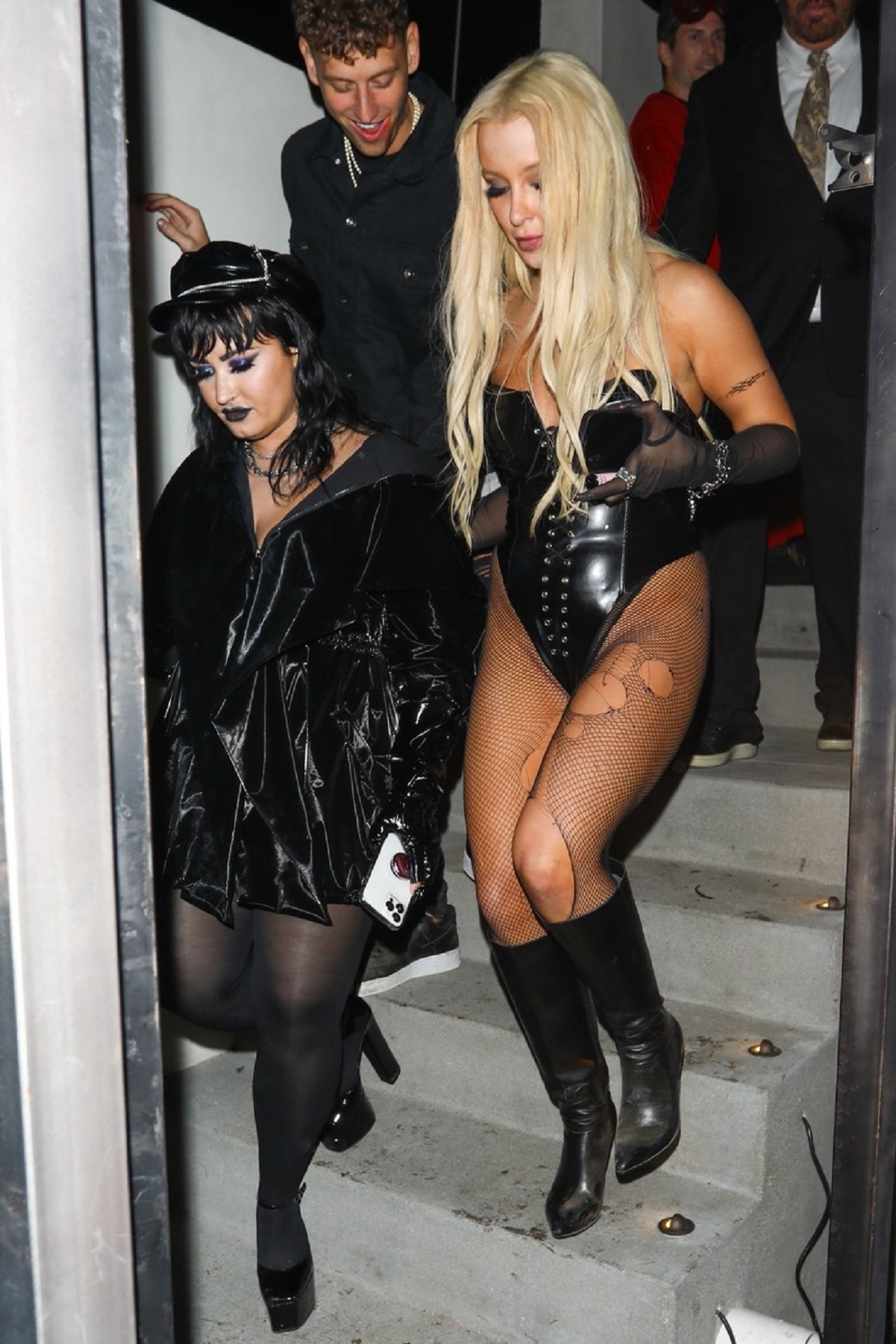 Demi Lovato alături de prietena sa Tana Mongeau la petrecerea din Los Angeles de Halloween