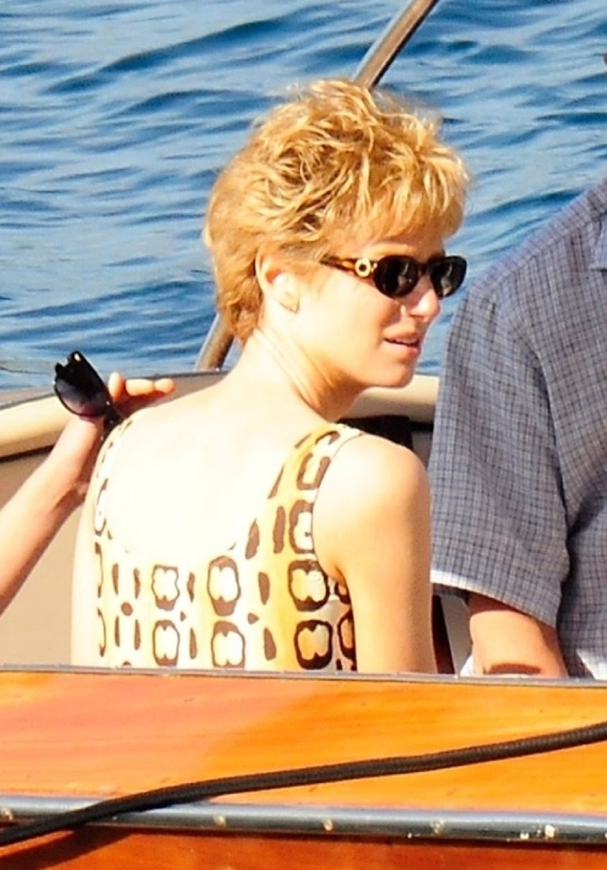 Elizabeth Debicki cu ochelari de soare în rolul Prințesei Diana