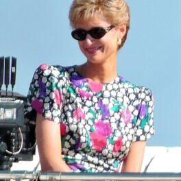 Elizabeth Debicki într-o rochie cu buline colorate pe un vas de corazieră în rolul Prințesei Diana