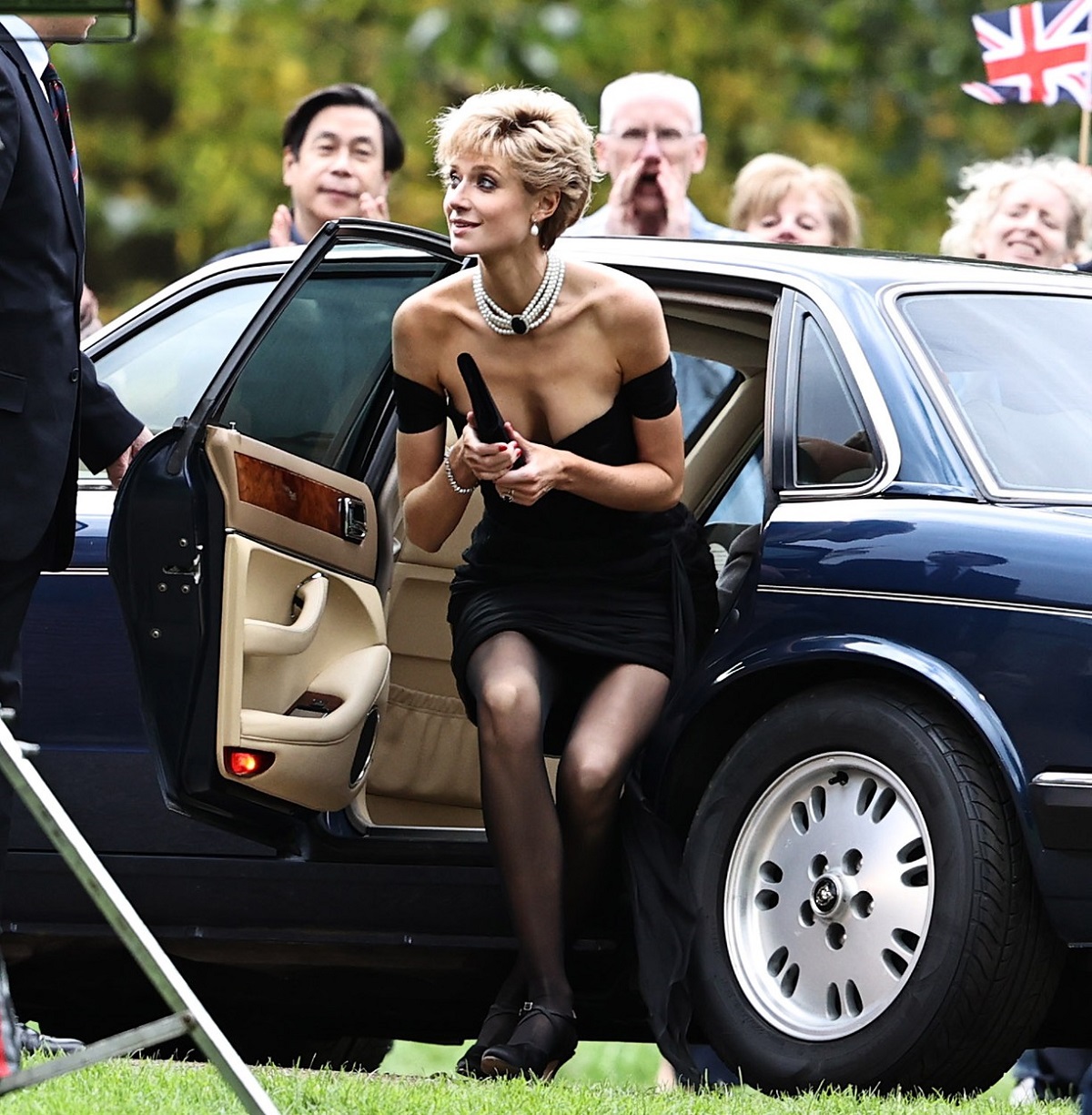 Elizabeth Debicki în timp ce coboară dintr-o mașină pe platourile de fimare în rolul Prințesei Diana