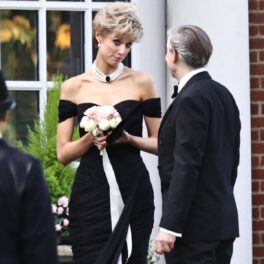Elizabeth Debicki într-o rochie neagră interpretând-o pe Prințesa Diana