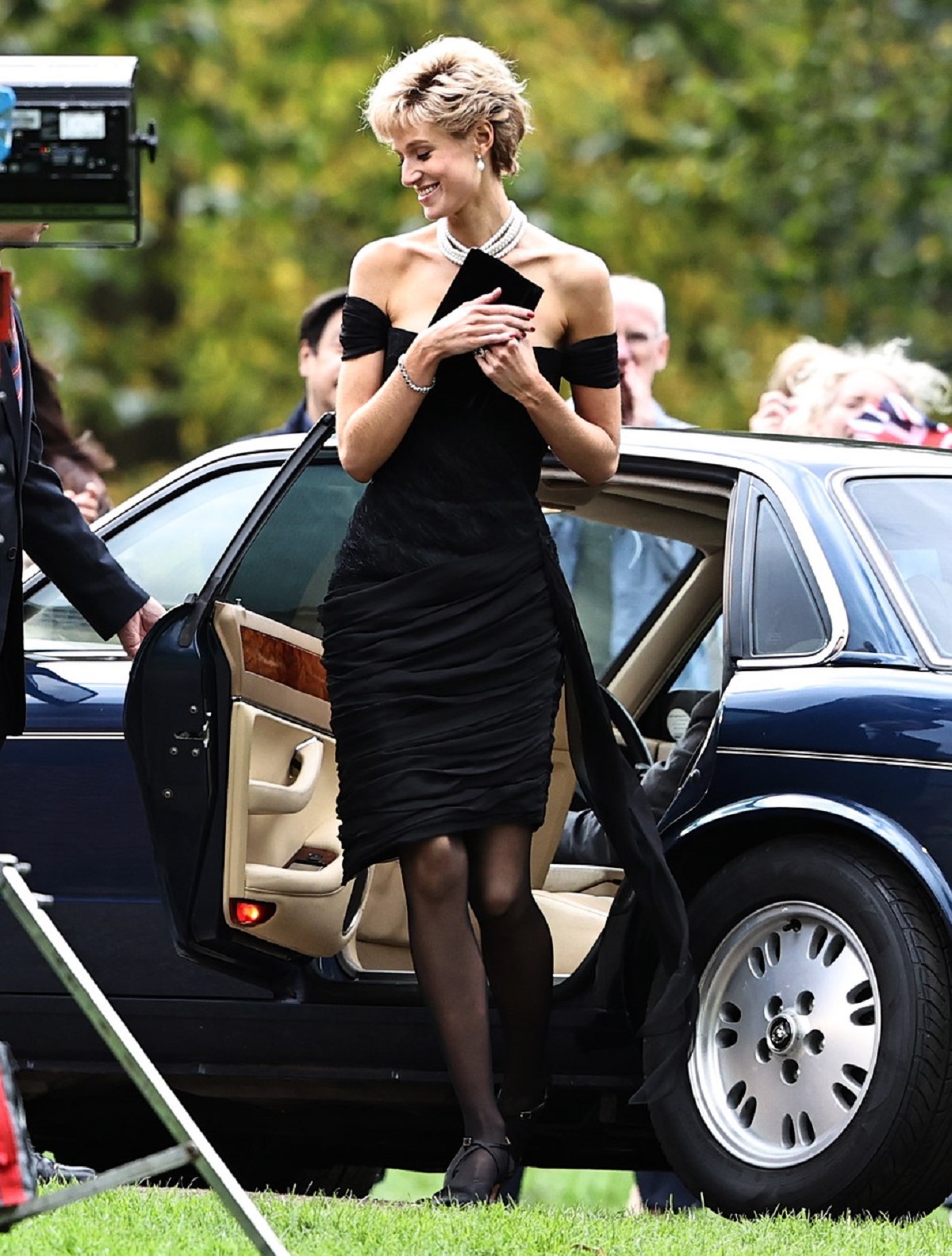 Elizabeth Debicki a recreat imaginea Prințesei Diana într-o rochie neagră mulată