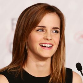 Emma Watson în fața unu pupitru la conferința de presă pentru The Bling Ring