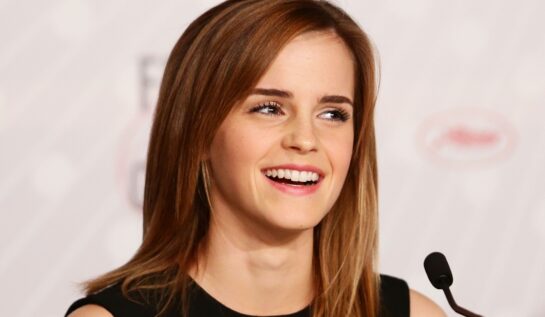 Emma Watson în fața unu pupitru la conferința de presă pentru The Bling Ring
